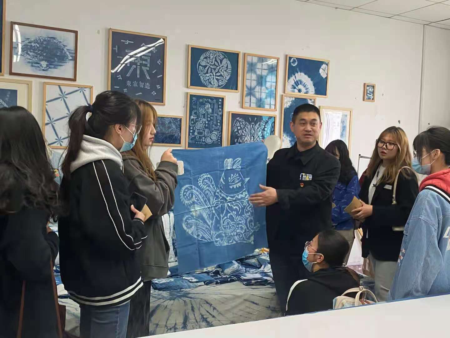 攜手并進(jìn)，共繪藝設(shè)新篇——江蘇大學(xué)藝術(shù)學(xué)院師生赴藝術(shù)設(shè)計(jì)學(xué)院考察交流活動(dòng)紀(jì)實(shí)